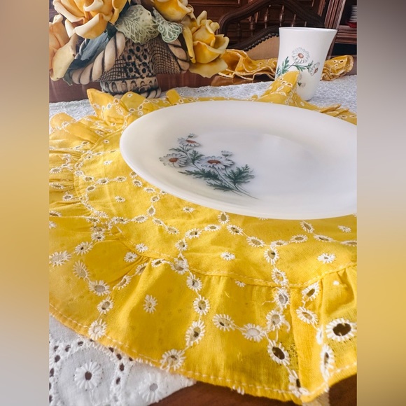 Yellow Ruffled & Scalloped Table Placemats - 100% Pure Linen (Sold as set of 2) - Picture 5 of 5